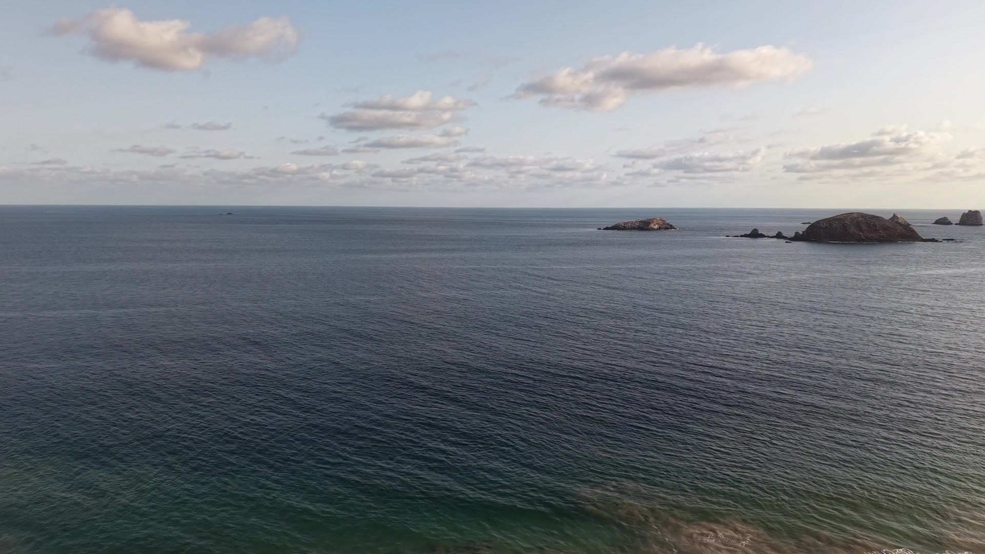 Vista aérea del mar y formaciones rocosas en la costa
