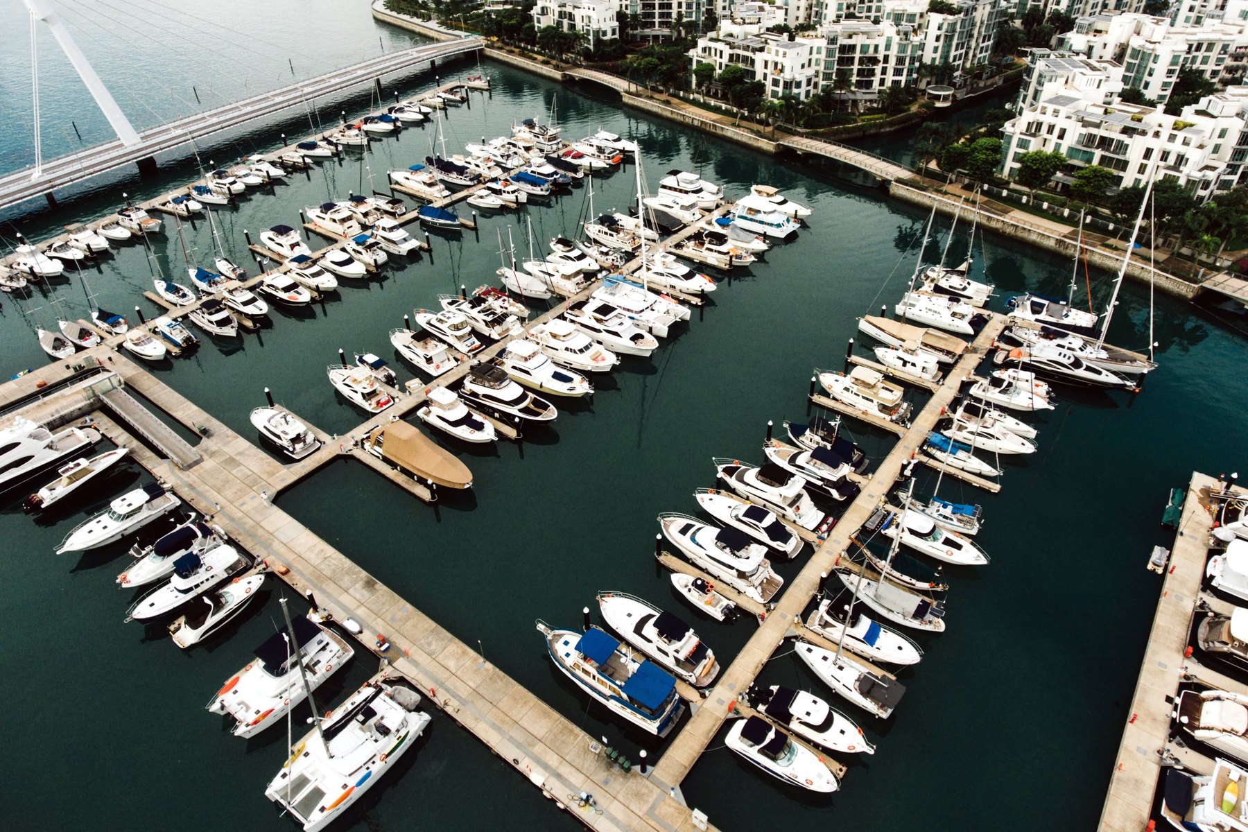Marina con embarcaciones para servicios costeros