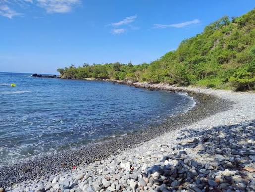 Playa Manzanillo con costa rocosa y agua tranquila