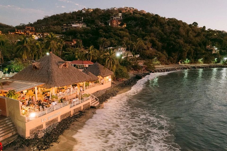 Restaurante local junto al mar en la costa de Zihuatanejo